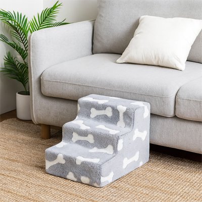 ComfortStep l'escalier pour chien trois marches poser devant un divan
