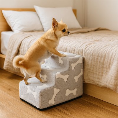 ComfortStep un petit chien beige monte l'escalier pour chien trois marches