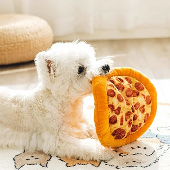 DogJoy un chien blanc joue avec un jouet chien coussin pizza