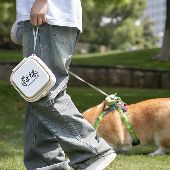 DuraPro un homme tient dans ses mains la gamelle pour chien blanche
