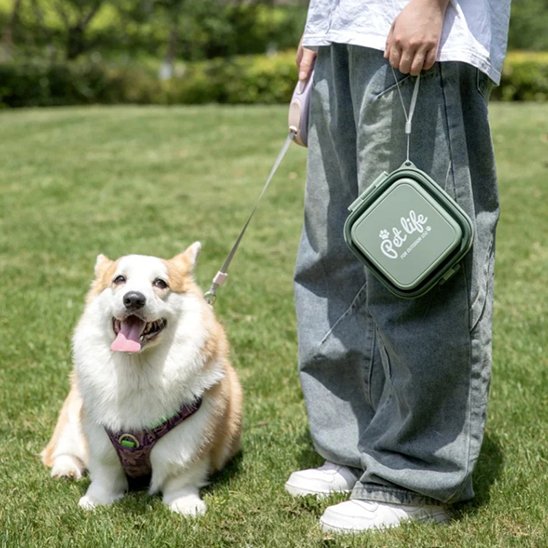 DuraPro un homme tient dans ses mains la gamelle pour chien verte
