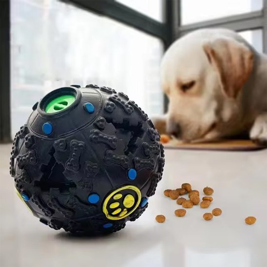 Duraballe jouet pour chien avec un chien beige qui mange des croquettes