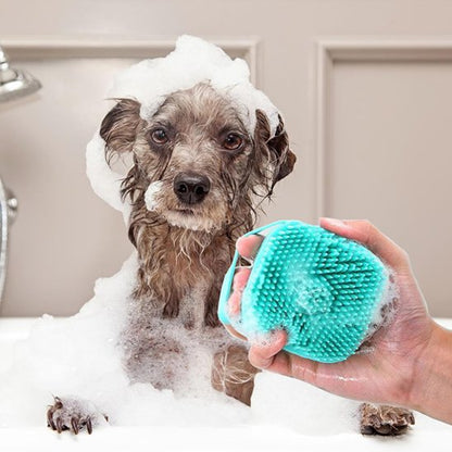 PoilNet une femme lave un chien gris avec la brosse pour chien bleu