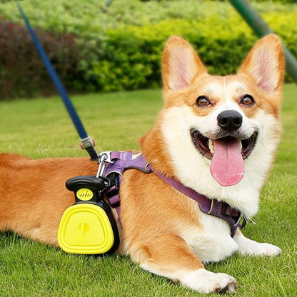  PooPick le ramasse crottes pour chien jaune accrocher a la laisse d'un chien beige