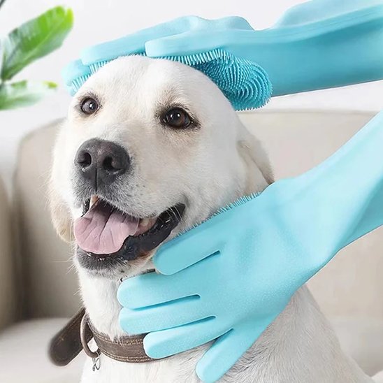 PuppyWash une femme lave son chien blanc avec gant de toilettage bleu