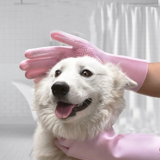 PuppyWash une femme lave son chien blanc avec gant de toilettage rose