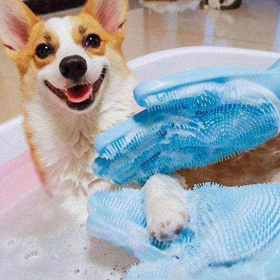 PuppyWash une femme lave son chien blanc et beige avec gant de toilettage bleu