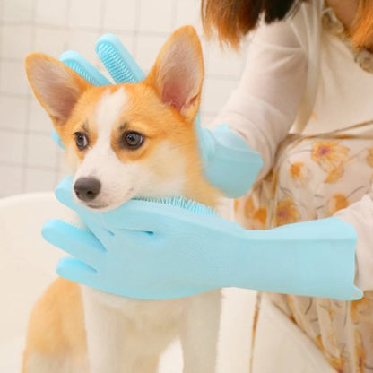 PuppyWash une femme lave son chien blanc et brun avec gant de toilettage bleu