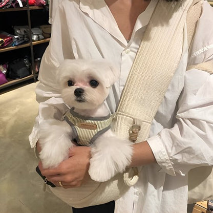 TravelPet un chien blanc avec son harnais dans un sac de transport pour chien blanc avec une femme
