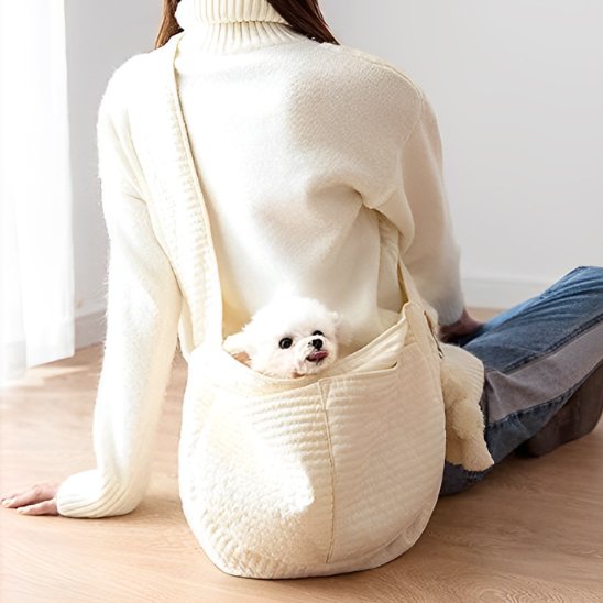 TravelPet un chien blanc dans un sac de transport pour chien blanc dans le dos d'une femme