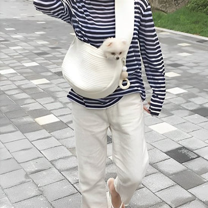 TravelPet un chien blanc dans un sac de transport pour chien blanc sur l'épaule d'une femme