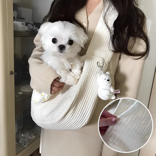 TravelPet un chien blanc dans un sac de transport pour chien blanc