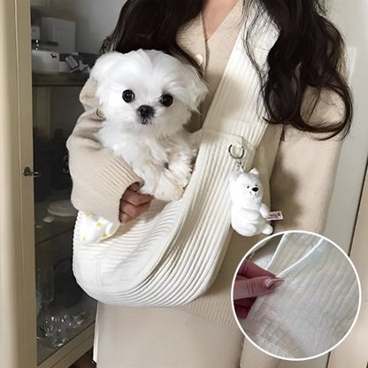 TravelPet un chien blanc dans un sac de transport pour chien blanc