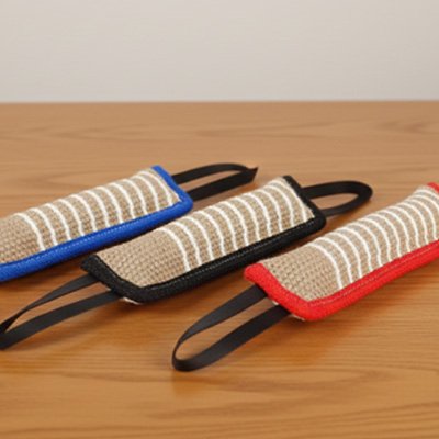 UltraRobust jouet indestructible pour chien rouge bleu noir poser sur une table